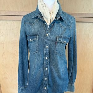 Womens Levi's pearl snap western denim shirt